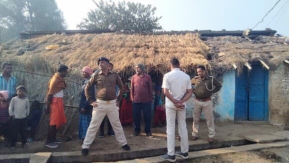 गमछा के फंदे से लटका मिला विवाहिता का शव, पति फरार