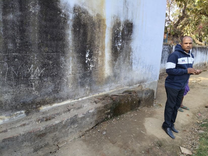 नवडीहा मिडिल स्कूल के शौचालय का पाइप लिकेज, बदबू से ग्रामीण परेशान