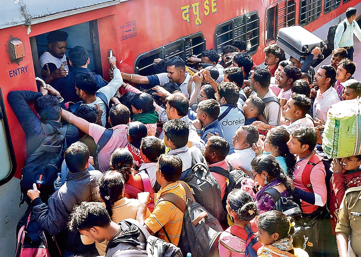 Ranchi News: हटिया-आनंद विहार ट्रेन में कुंभ यात्रियों की दिखी भीड़