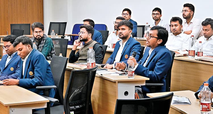 ranchi news : काम का तनाव न लें, खुश रहें और कार्यक्षेत्र में बेहतर करने का प्रयास करें : आइआइएम निदेशक
