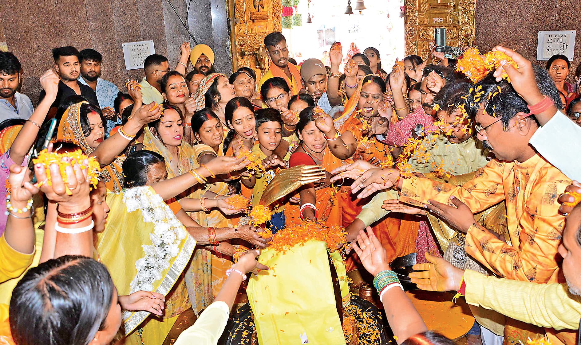 ranchi news : पहाड़ी मंदिर रांची के मुख्य शिवालय में हल्दी रस्म निभायी गयी