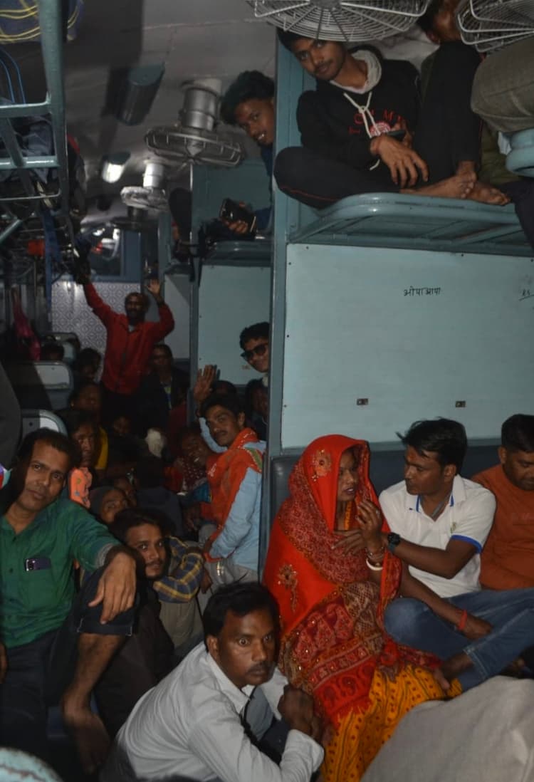 Dhanbad News : शाम में प्लेटफॉर्म पर लगा दी गयी कुंभ स्पेशल, आते रहे यात्री, ट्रेन में हुए सवार