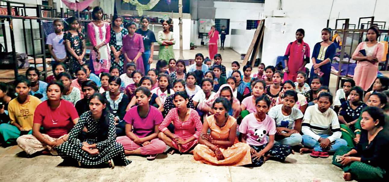 Dhanbad News :दक्षिण 24 परगना में 15 दिनों से कंपनी के अंदर फंसी पंचेत की एक सौ युवतियां