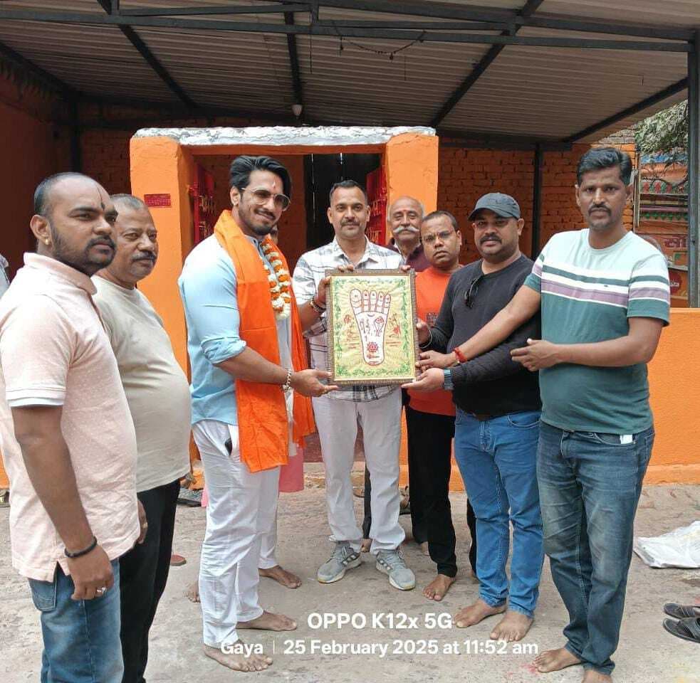 फिल्म डायरेक्टर व अभिनेता ने पूर्वजों का किया पिंडदान