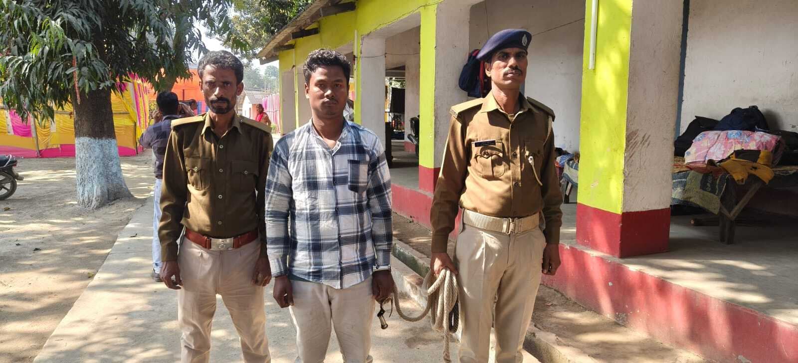 21.765 लीटर शराब के साथ तस्कर गिरफ्तार, बाइक जब्त