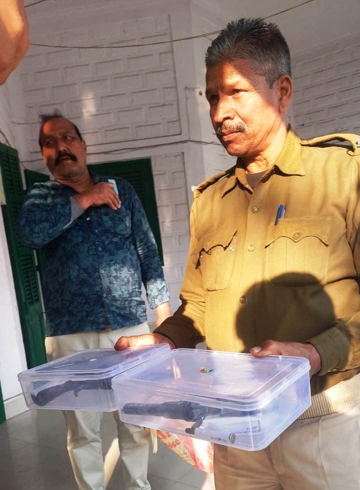 गेहूं की खेत में घास काटने के विवाद में मारपीट, पिस्तौल व कारतूस के साथ एक गिरफ्तार