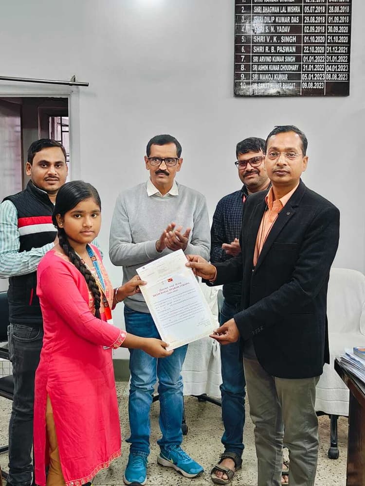सृष्टि कुमारी को डाक विभाग से मिली छात्रवृत्ति व मेरिट प्रमाण पत्र
