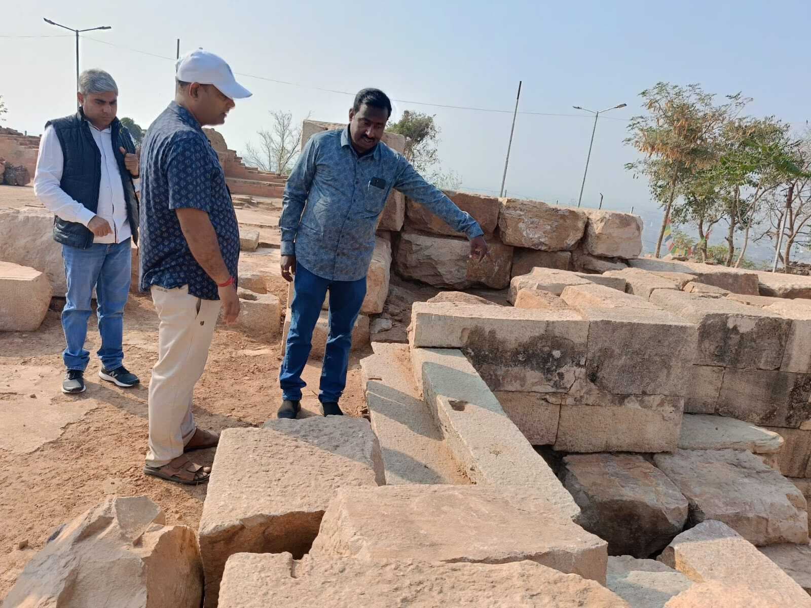 राजकीय संरक्षित लाली पहाड़ी पर स्थापित होगी भगवान बुद्ध की प्रतिमा: डीएम