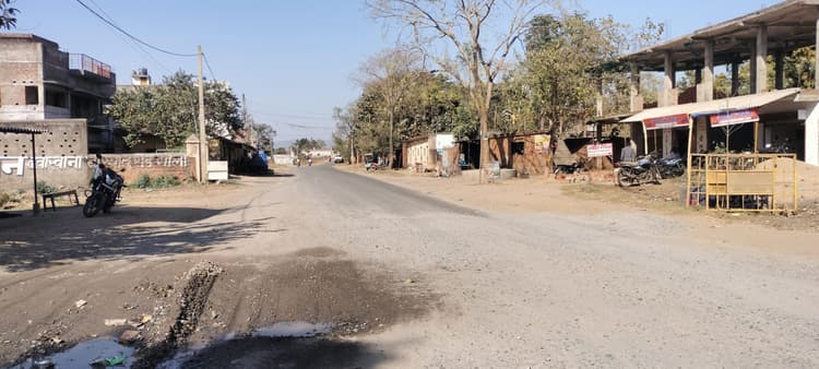 सड़क निर्माण में जलापूर्ति पाइप क्षतिग्रस्त, महीने भर से बर्बाद हो रहा पानी