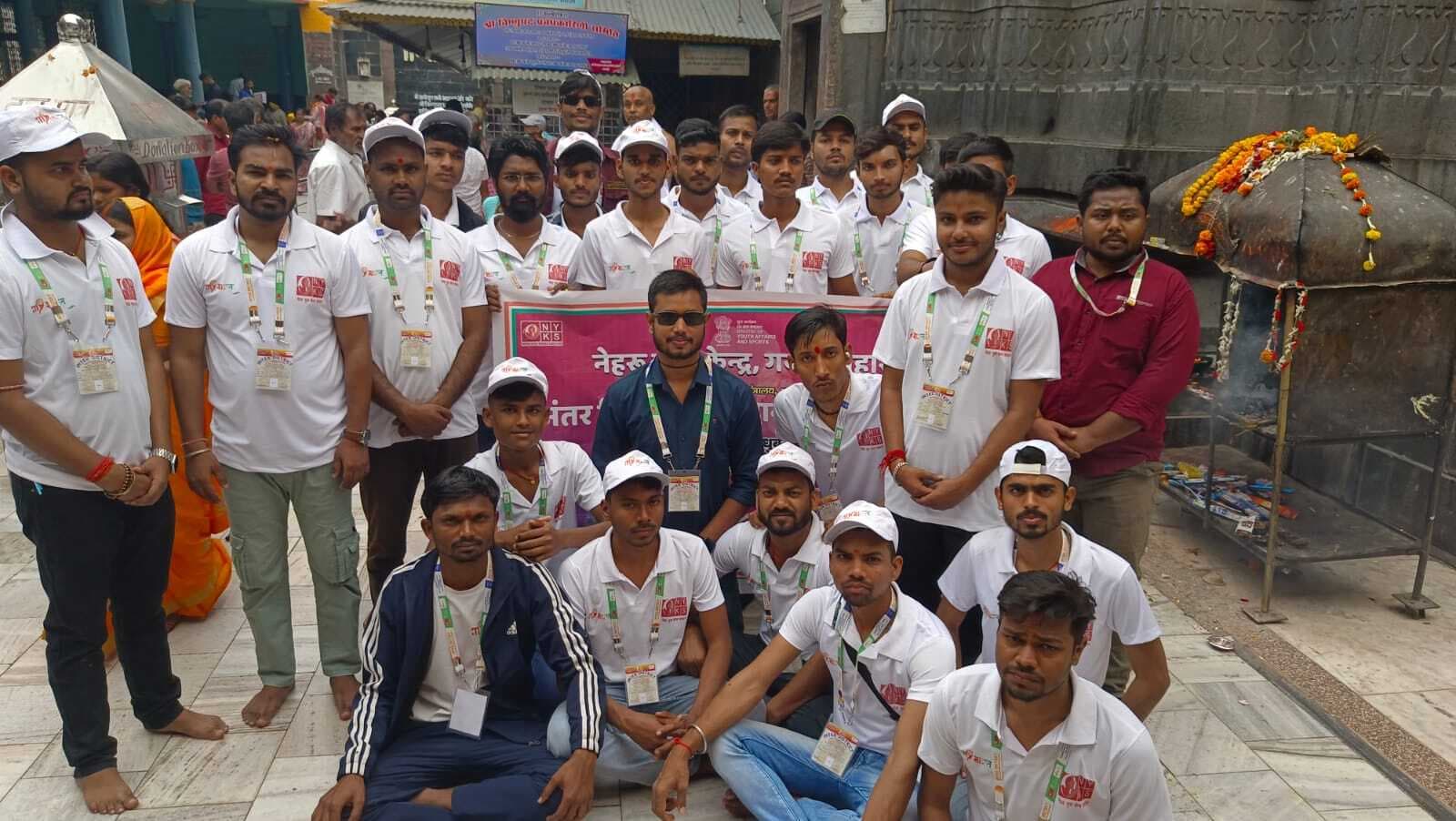 मधुबनी से आये युवाओं ने गया के धार्मिक व प्राचीन स्थलों काे जाना