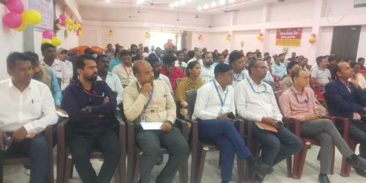 बैकों की ओर से रेडक्रॉस में आयोजित हुआ ऋण शिविर