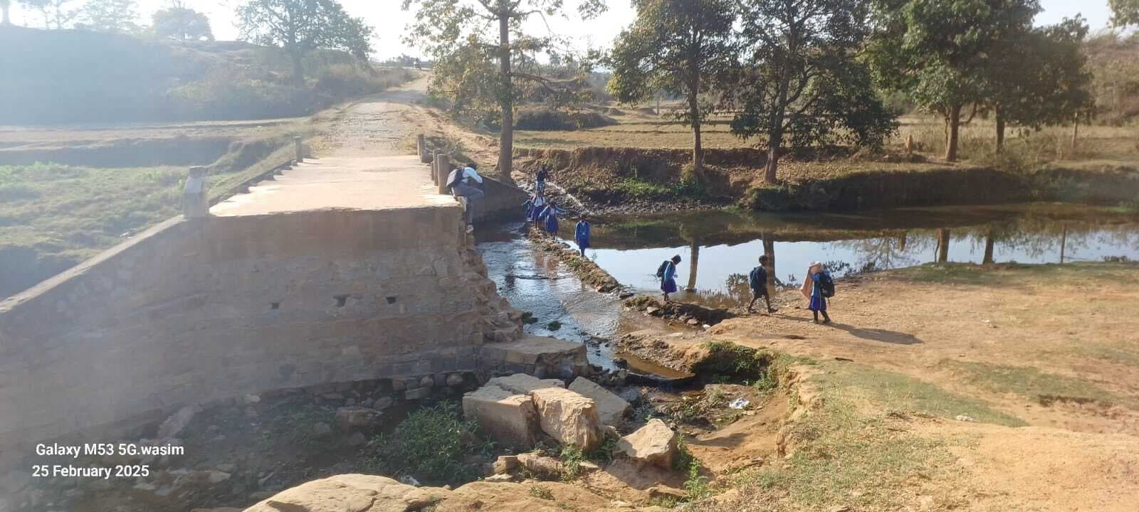 बरसात में बह जाता है पुल का अप्रोच, ग्रामीण परेशान