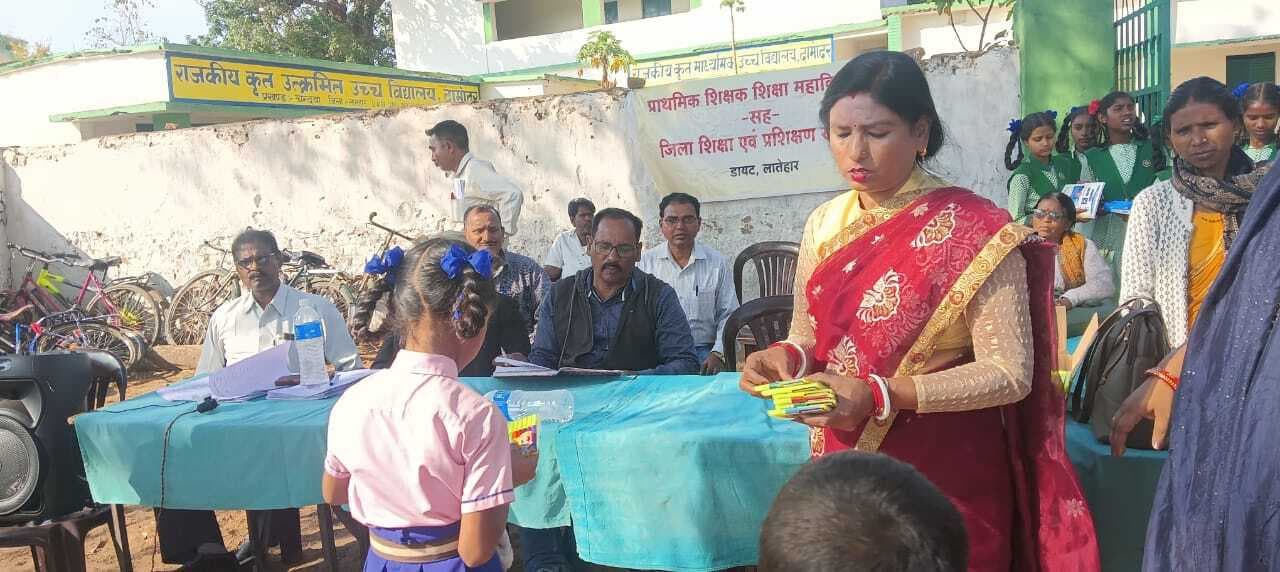 दामोदर उत्क्रमित विद्यालय में पेंटिंग प्रतियोगिता