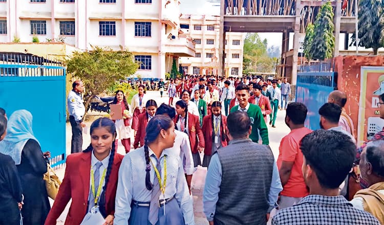 Gopalganj News : सीबीएसइ 10वीं के छात्रों ने सोशल साइंस के पेपर को बताया आसान, चेहरे पर छायी खुशी