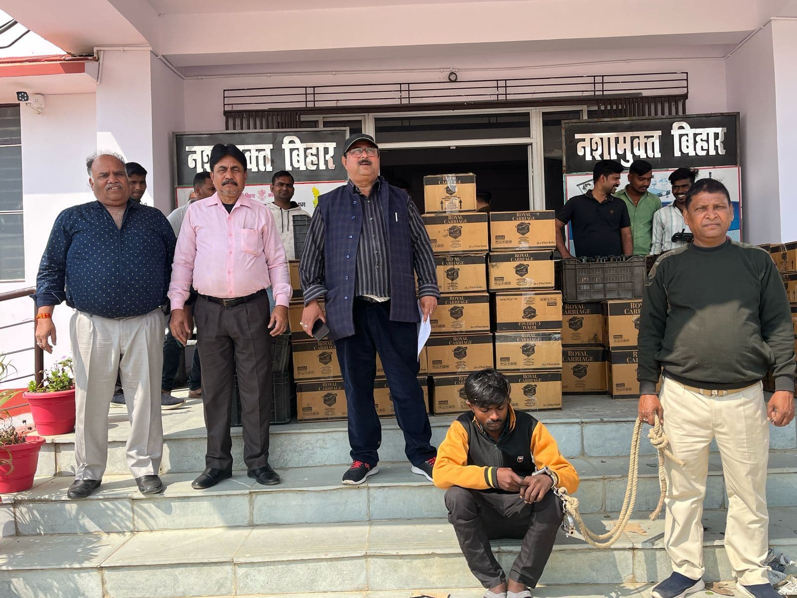 ट्रक से 1071 लीटर विदेशी शराब बरामद, चालक गिरफ्तार