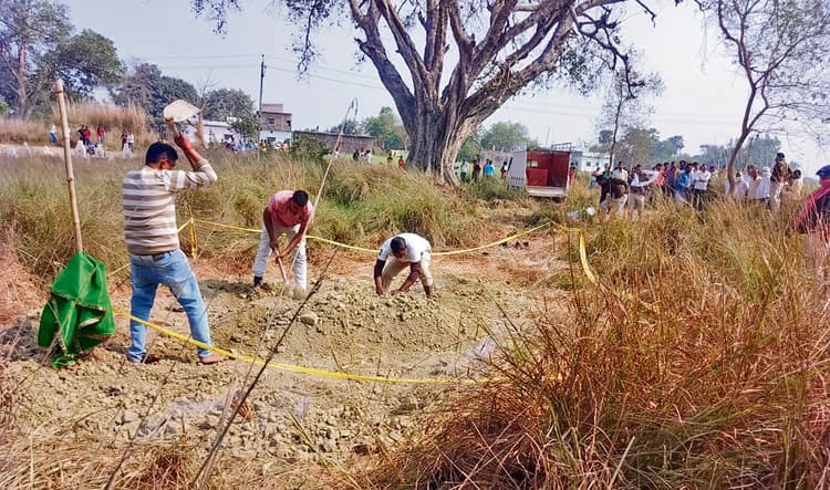 Gopalganj News : कब्र खोदकर निकाला गया दहेज के लिए मार दी गयी नूरजहां का शव, पिता ने करायी थी दहेज हत्या की प्राथमिकी
