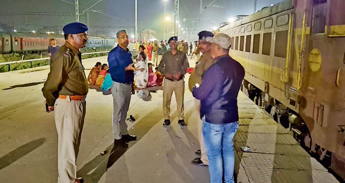 saran news : छपरा जंक्शन पर उमड़े प्रयागराज जाने वाले श्रद्धालु, पुलिस अलर्ट