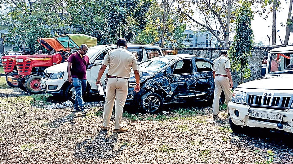 कांकसा थाना पहुंची सीआइडी टीम दोनों क्षतिग्रस्त कारों का लिया जायजा