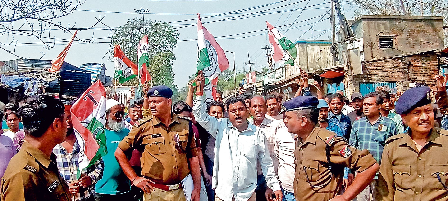 आद्रा स्टेशन के पास पुरजोर विरोध से अतिक्रमण हटाये बिना लौटी रेलवे टीम