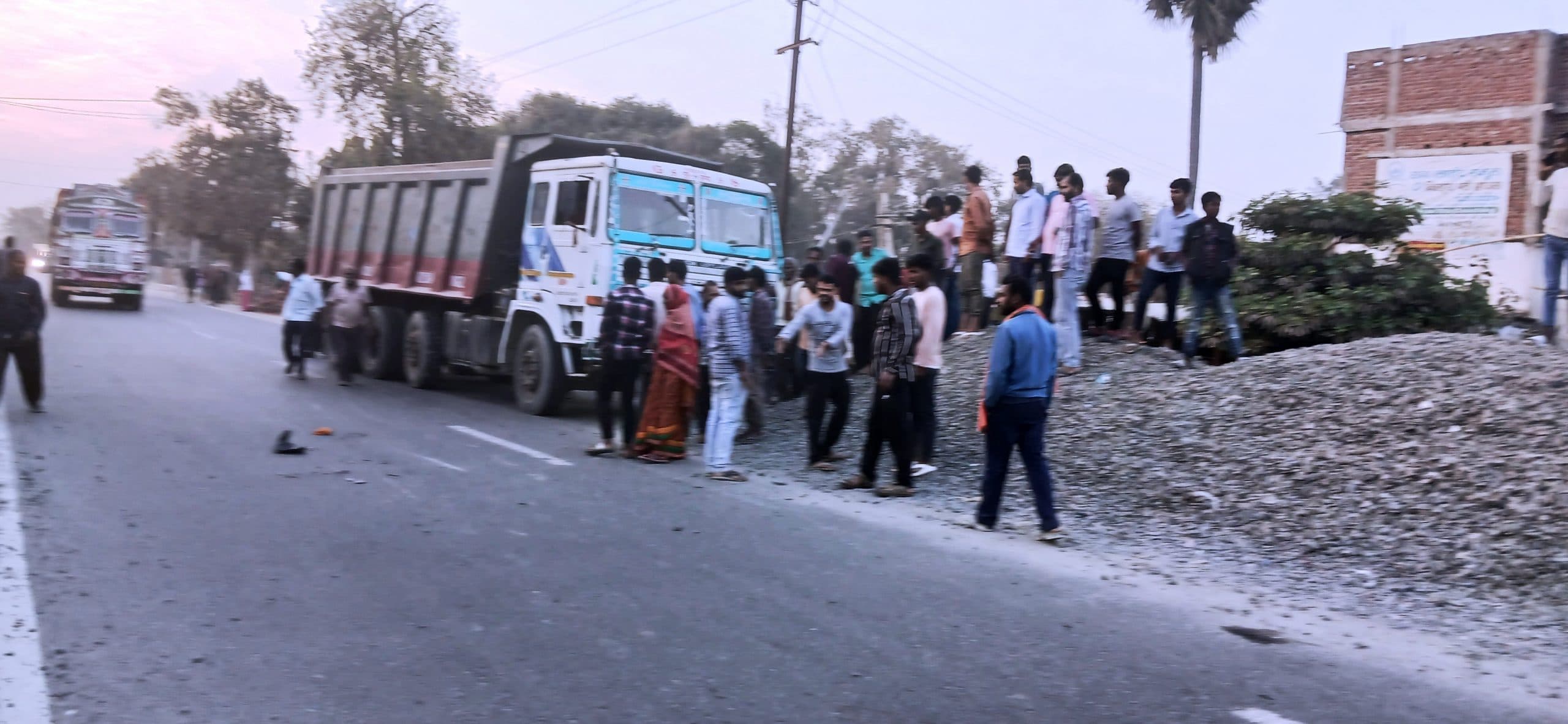 Aurangabad News : दो बाइकों की टक्कर के बाद हाइवा ने रौंदा, एक की हालत गंभीर, गया रेफर