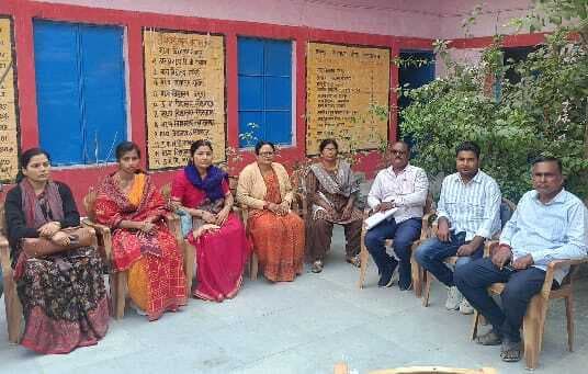 आक्रोशित शिक्षकों ने विद्यालय बंद कर बीआरसी में दिया धरना