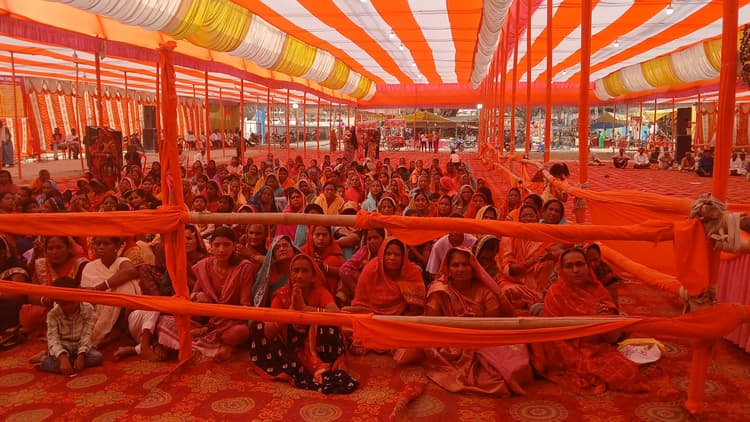 रामकथा जड़ता से निकालकर मनुष्यता प्रदान करती है : पं. शेषनारायण