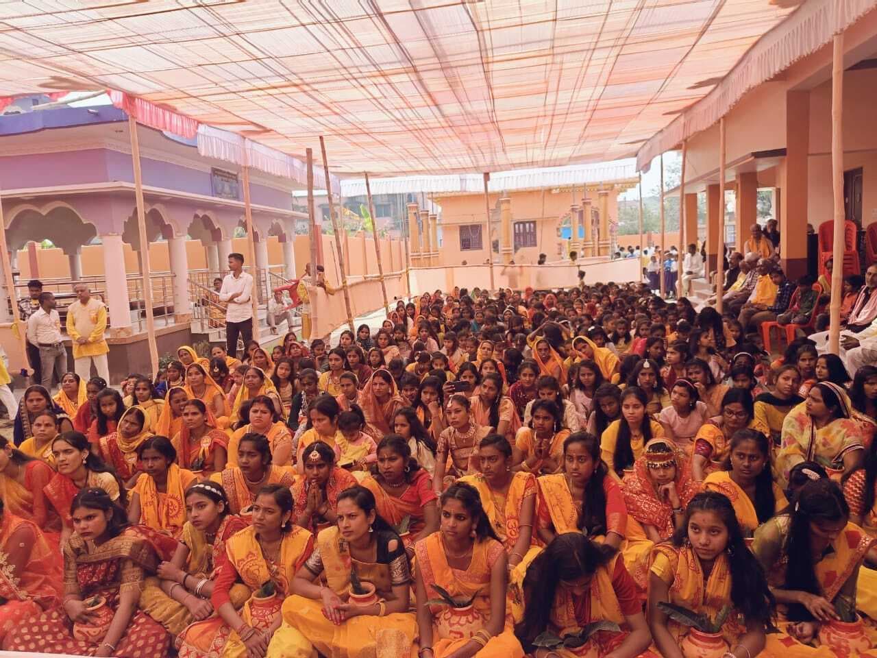 गायत्री महायज्ञ को लेकर निकाली गयी कलश यात्रा