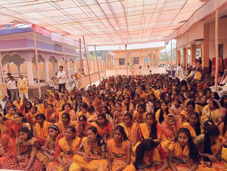 गायत्री महायज्ञ को लेकर निकाली गयी कलश यात्रा