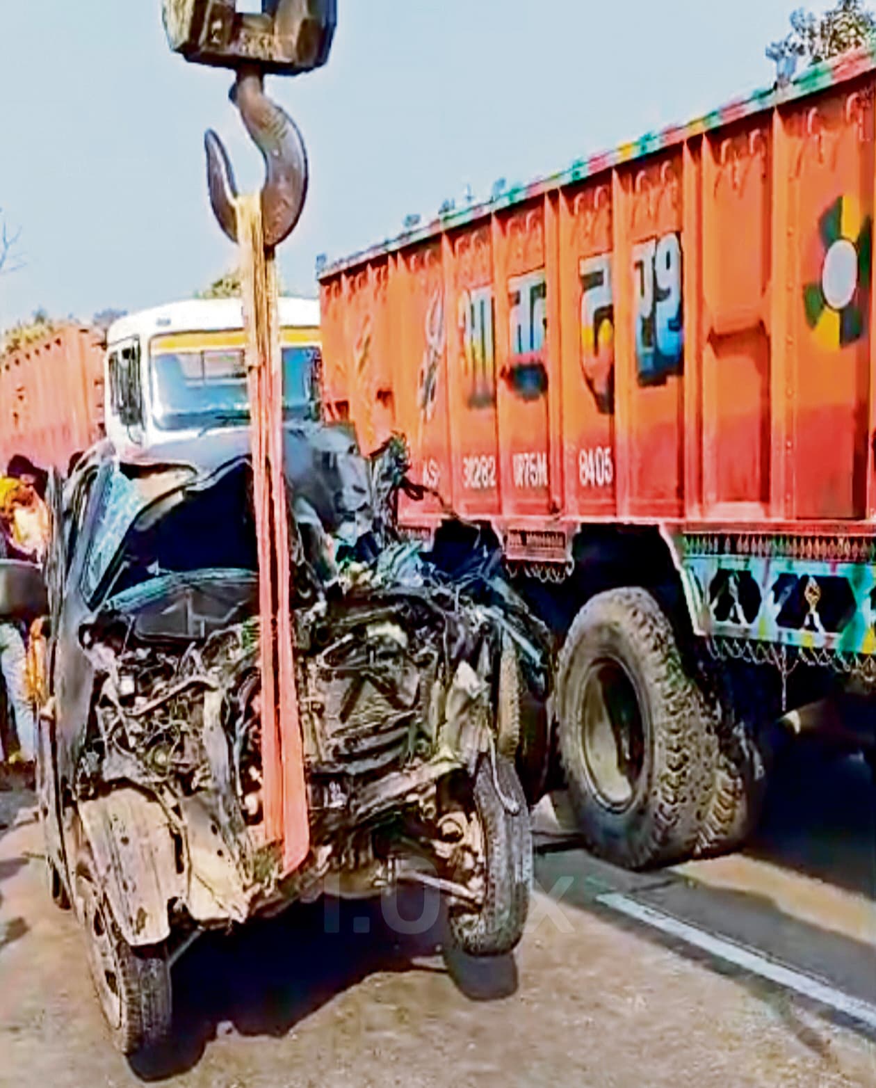 महाकुंभ से लौट रही कार चलती ट्रक से टकरायी, तीन महिलाएं समेत पांच जख्मी