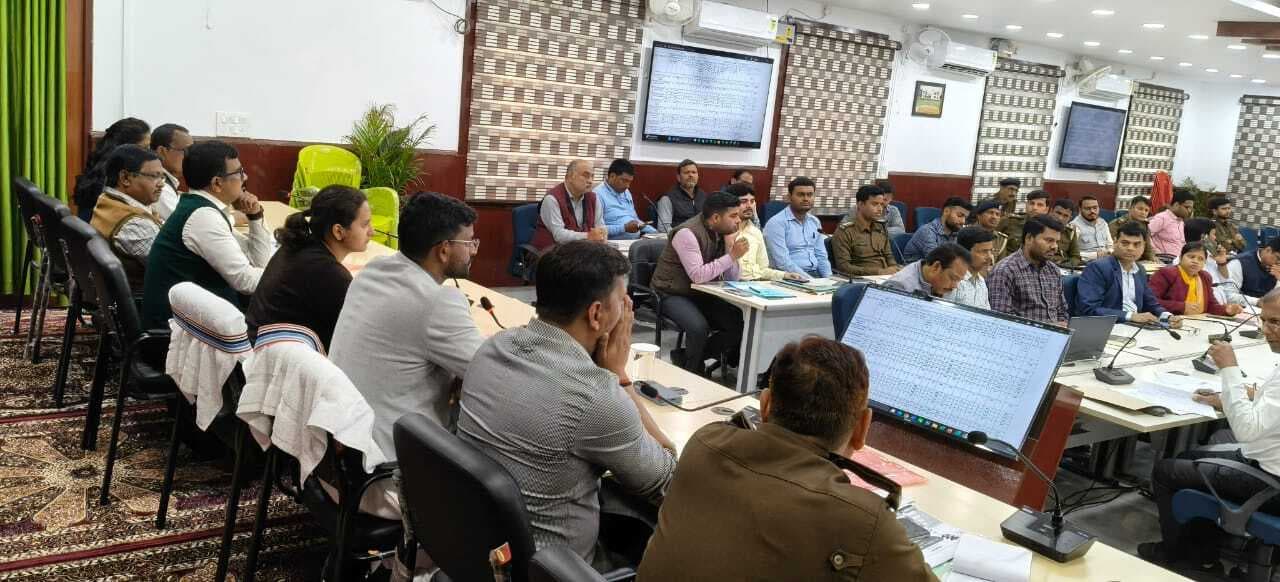 नेशनल हाइवे पर सभी अवैध कट को चिह्नित कर किया जाये बंद : डीएम