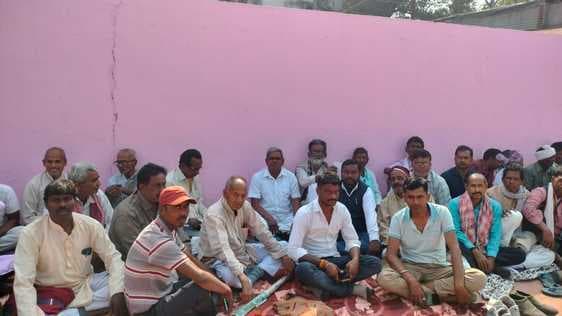 ग्राम प्रधानों ने सम्मान राशि दिलाये जाने की मांग लेकर दिया धरना, मंत्री को सौंपा ज्ञापन