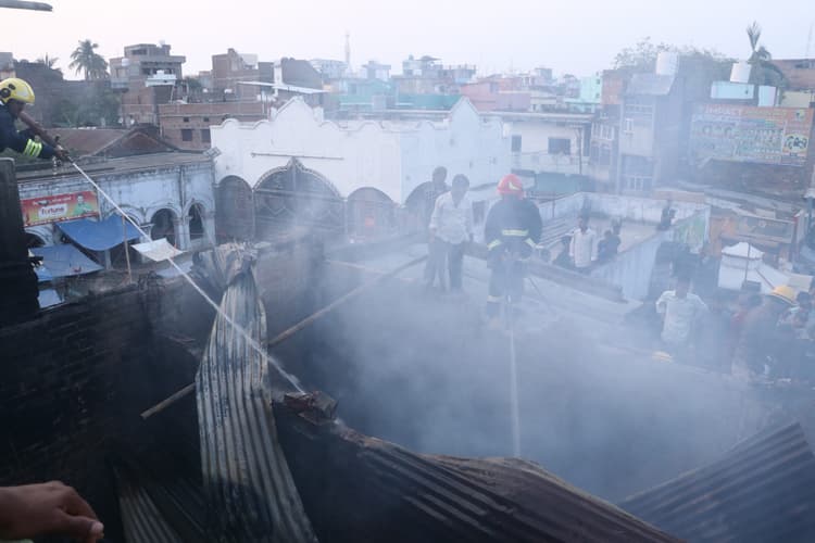 Bhagalpur News: मिरजानहाट में फल दुकान के गोदाम में लगी आग, लाखों की क्षति