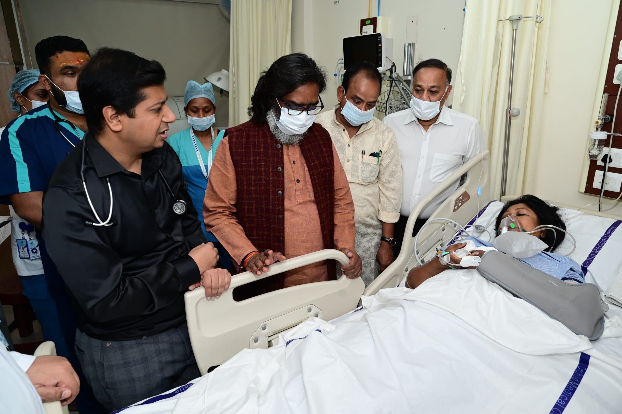 हेमंत और कल्पना सोरेन ने जाना महुआ माजी का हाल