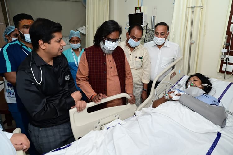 हेमंत और कल्पना सोरेन ने जाना महुआ माजी का हाल