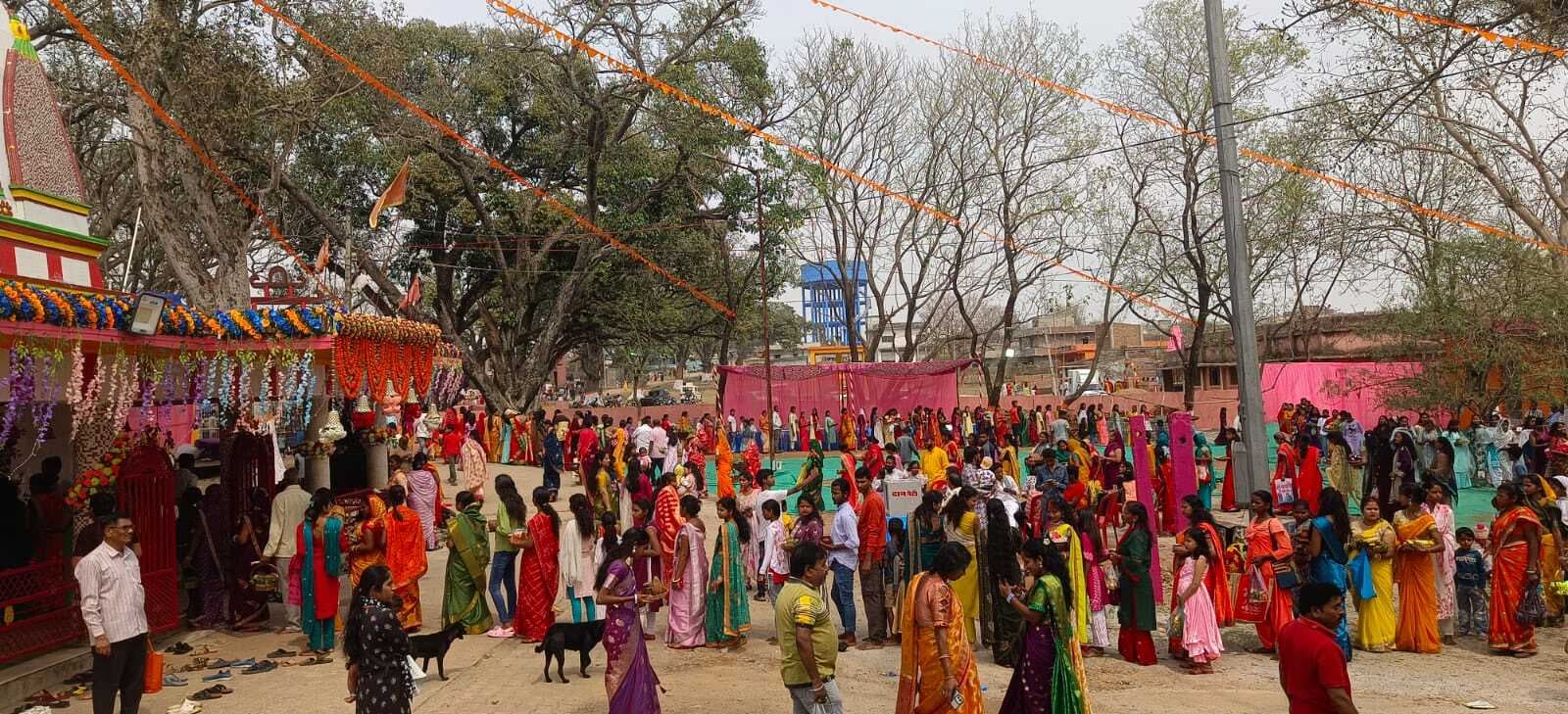 दूध, भांग, धतूरा और बेलपत्र से किया बाबा पर जलाभिषेक