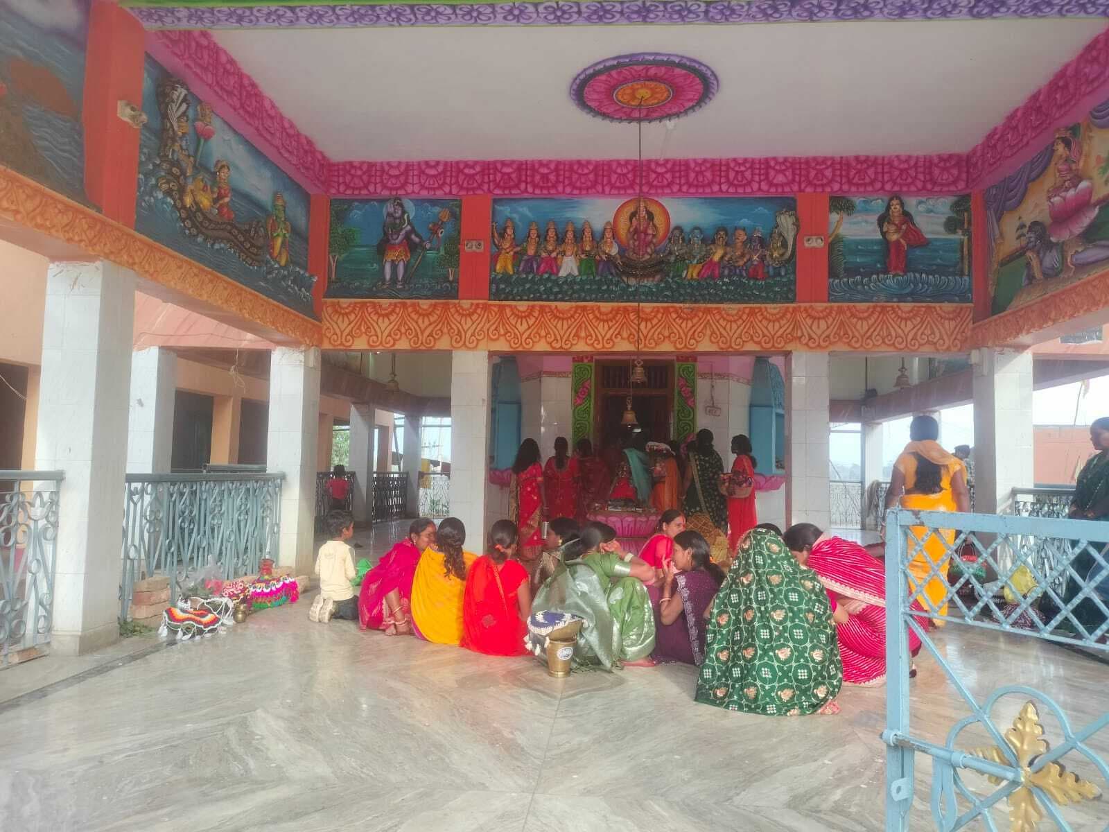 शृंगार पूजन के बाद महाआरती से गूंजे शिवालय