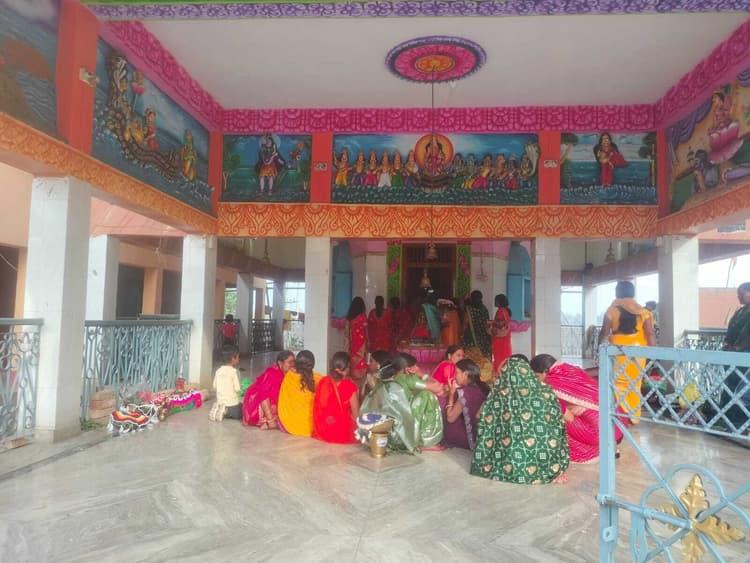 शृंगार पूजन के बाद महाआरती से गूंजे शिवालय