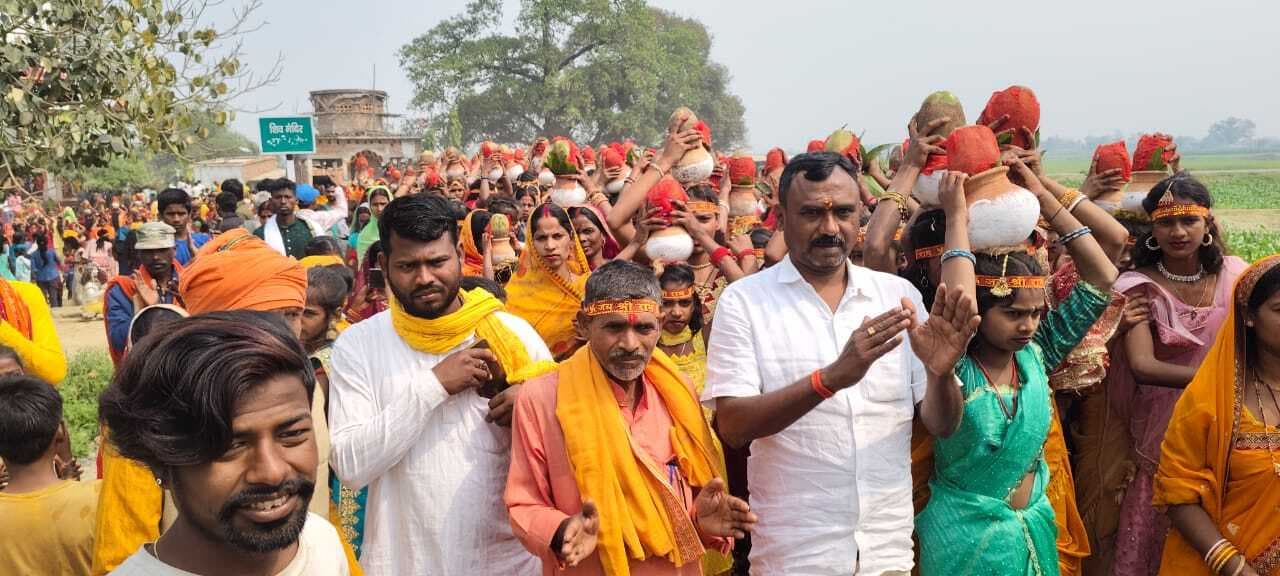 तीन दिवसीय अष्टयाम महायज्ञ को लेकर निकली कलशयात्रा