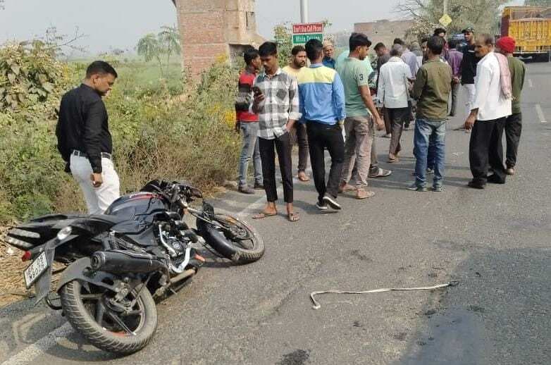 दो बाइकों की आमने-सामने की टक्कर में तीन जख्मी, एक रेफर