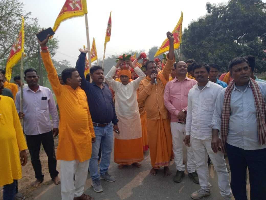 कन्याओं ने निकाली कलश यात्रा