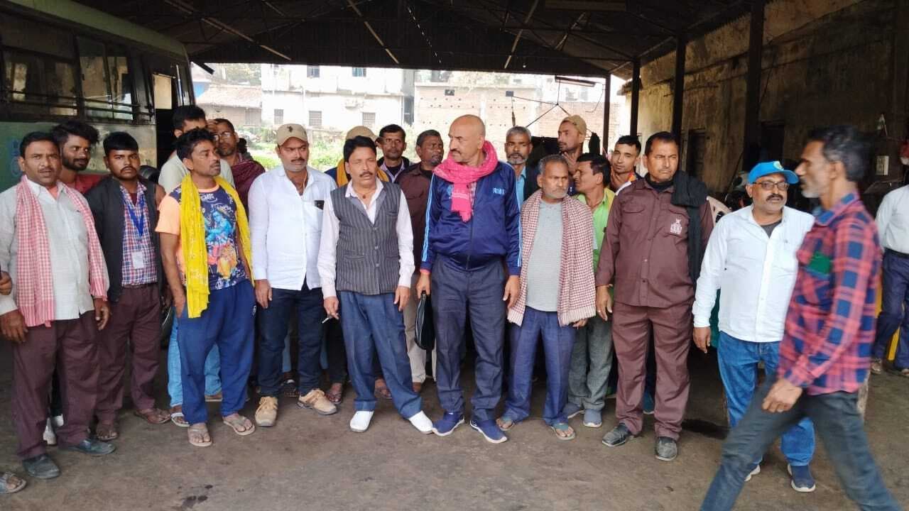 वेतन की मांग को लेकर बीएसआरटीसी के ड्राइवर व कंडक्टर ने किया हड़ताल, बंद रही बसों का परिचालन