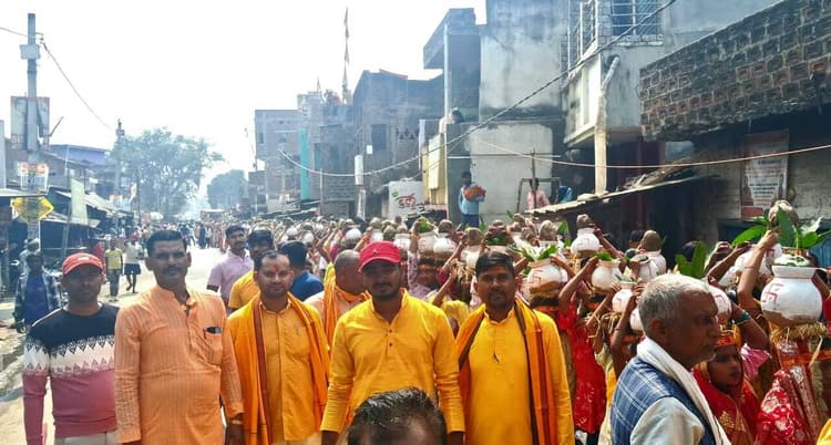 तेतरहाट में 501 कुमारी कन्याओं की निकाली गयी शोभायात्रा