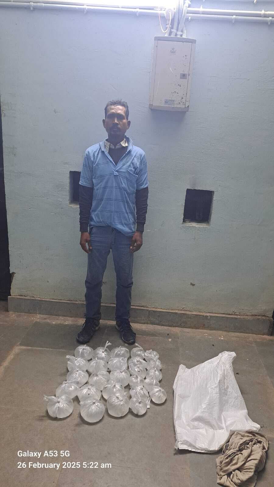 महुआ शराब के साथ तस्कर गिरफ्तार, जेल