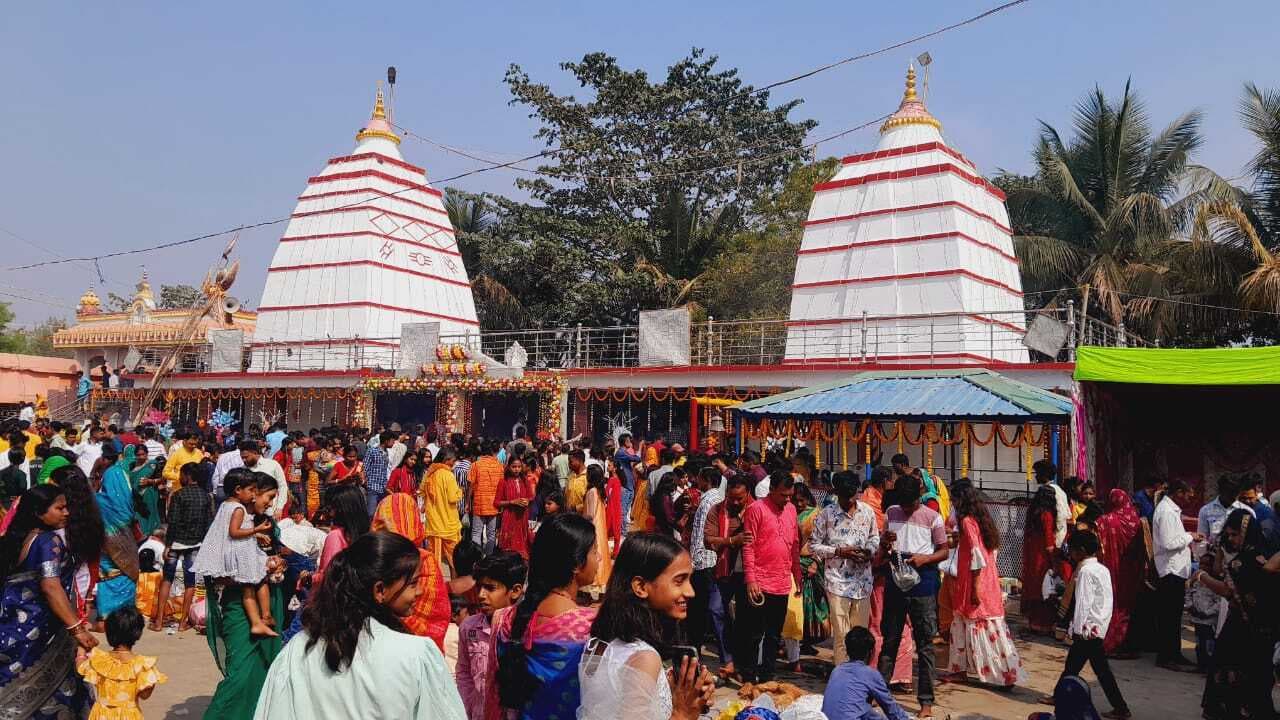 चितरा: दुखिया बाबा मंदिर में जलार्पण कर श्रद्धालुओं ने लिया आशीर्वाद