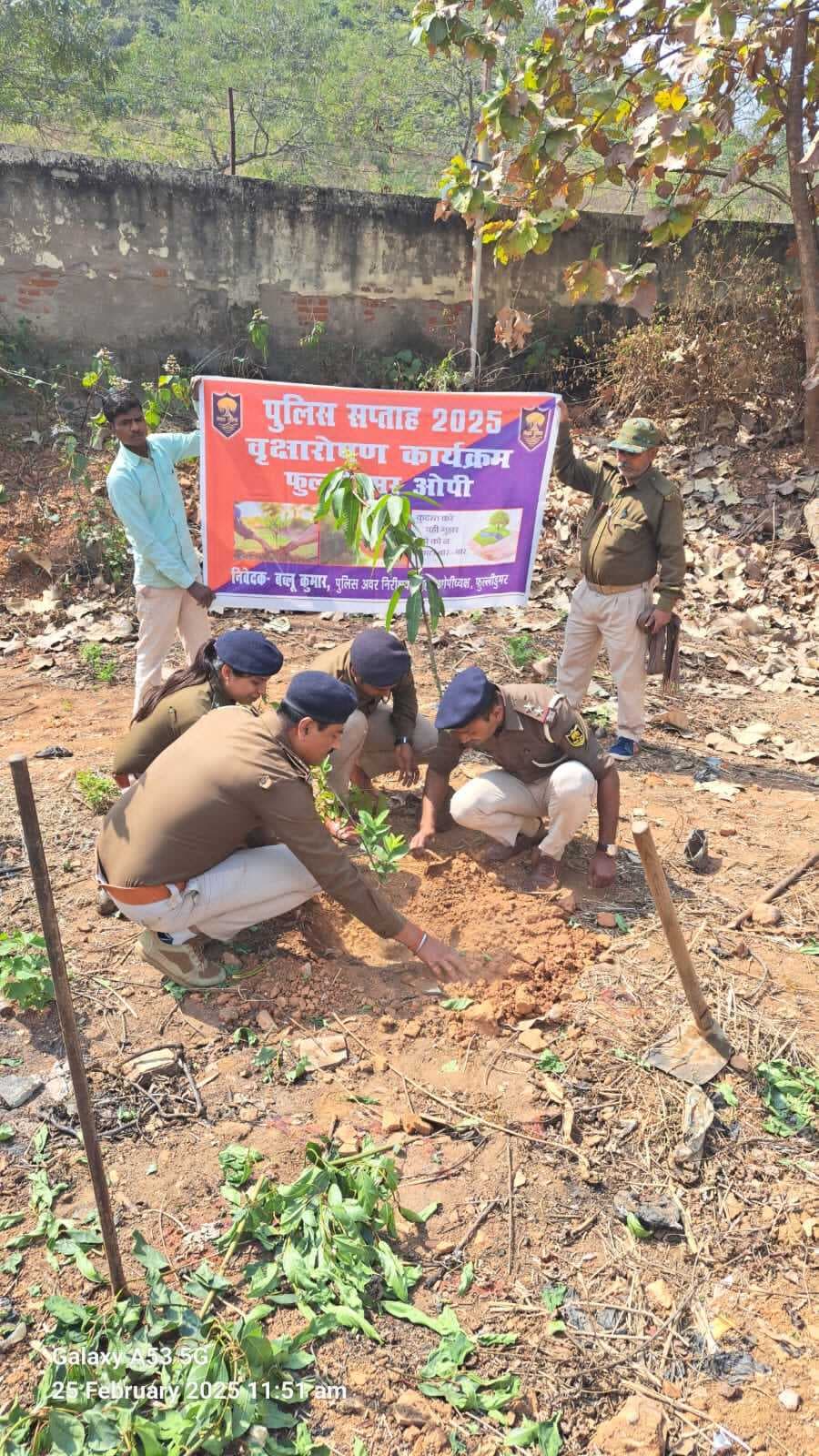 पुलिस सप्ताह के छठे दिन फुल्लीडुमर व खेसर थाने में किया पौधरोपण