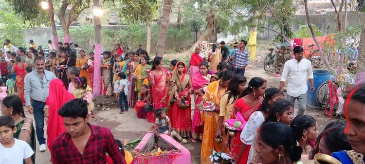 महाशिवरात्रि पर मंदिरों में भक्तों की उमड़ी भीड़