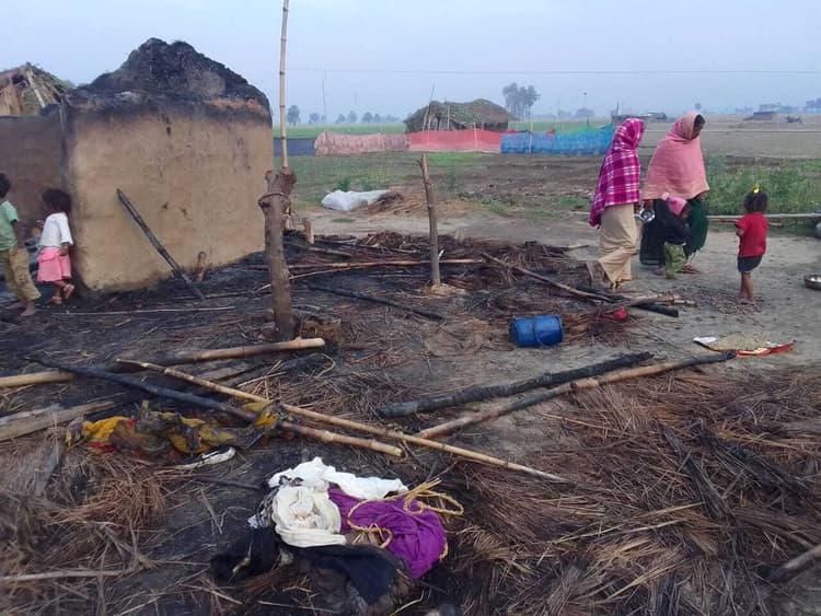 आगलगी में किसान का घर जला, मवेशी को बचाने में गृहस्वामी का पैर झुलसा