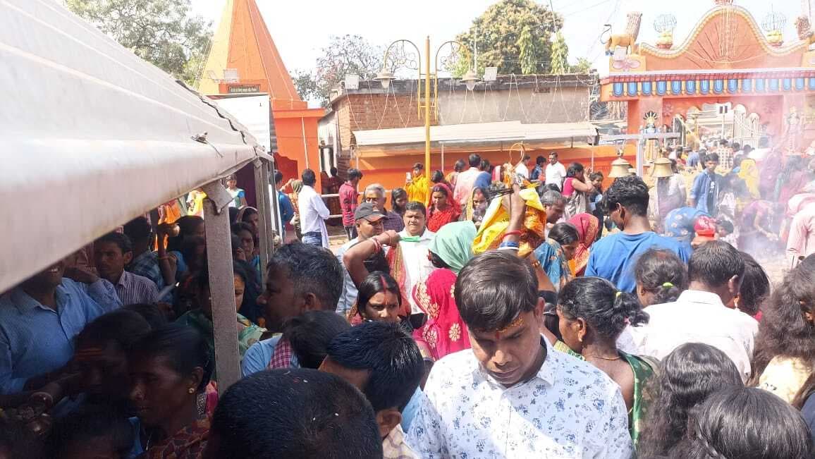 करौं के गोसुआ शिव मंदिर में भक्तों की पूजा अर्चना