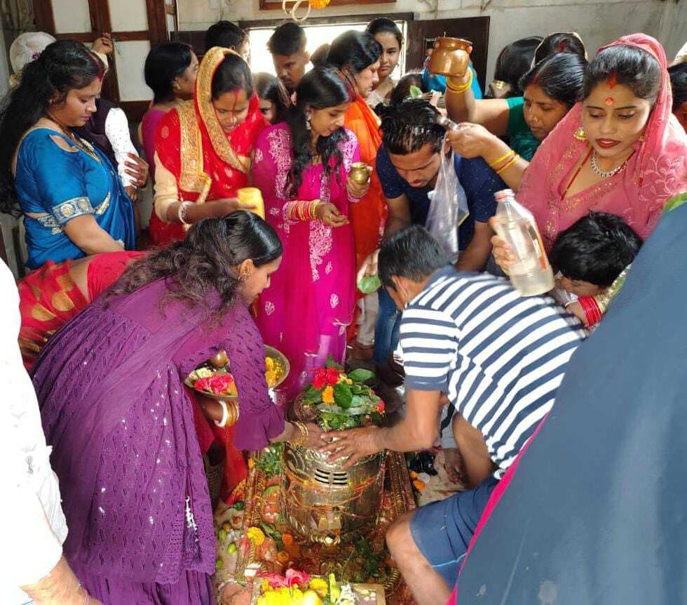 महाशिवरात्रि पर शिवालयों में उमड़ी भक्तों की भीड़, किया जलाभिषेक