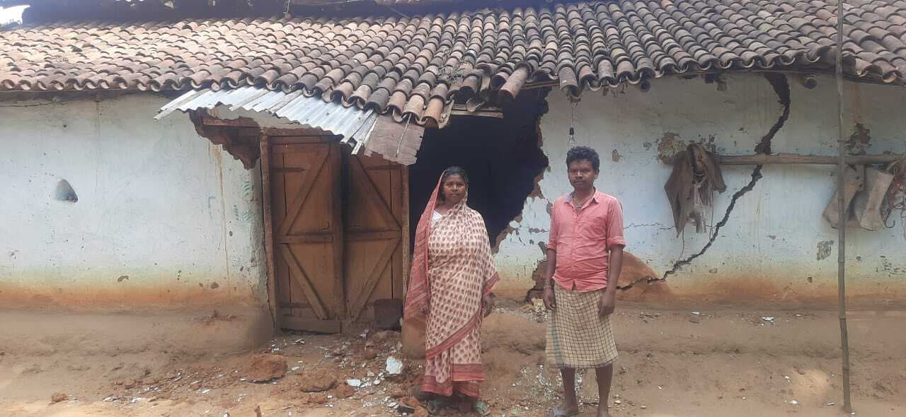 जंगली हाथियों का उत्पात, घर धंसाया